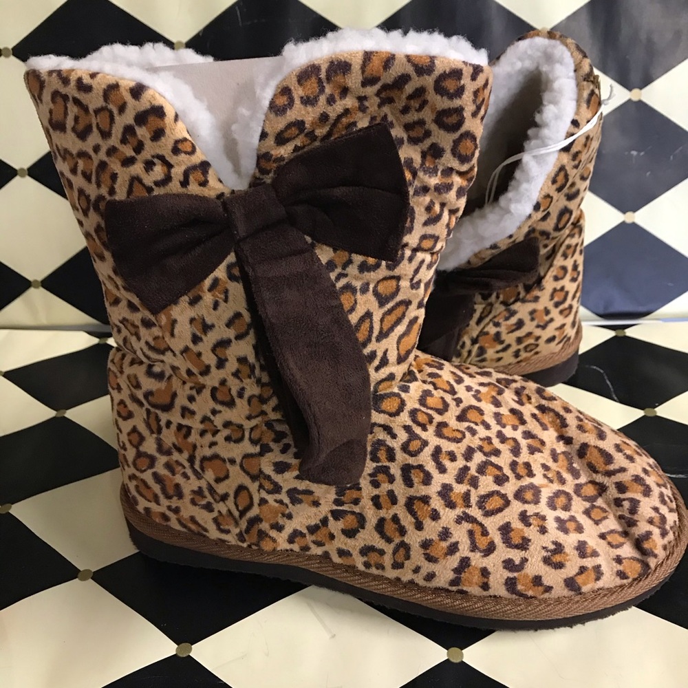 SALE Bumper leopard slippers white furry lining Sz 8